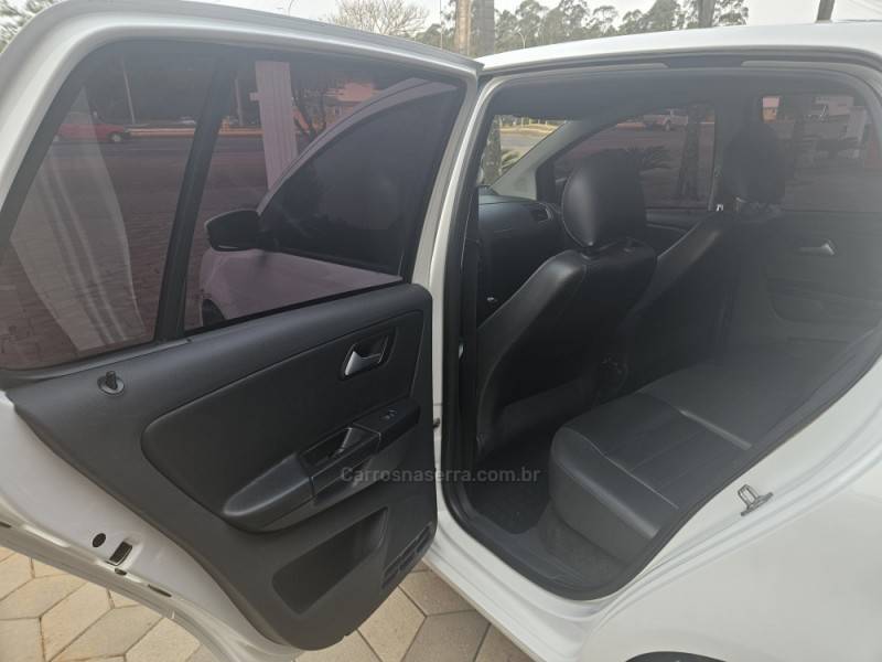 VOLKSWAGEN - FOX - 2012/2012 - Branca - R$ 37.900,00