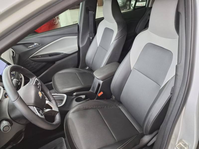 CHEVROLET - ONIX - 2023/2023 - Prata - R$ 95.900,00