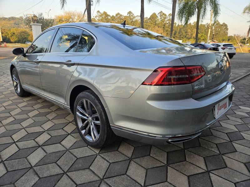 VOLKSWAGEN - PASSAT - 2016/2016 - Prata - R$ 119.900,00