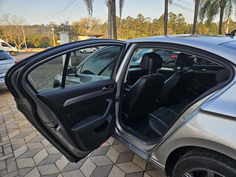 VOLKSWAGEN - PASSAT - 2016/2016 - Prata - R$ 119.900,00