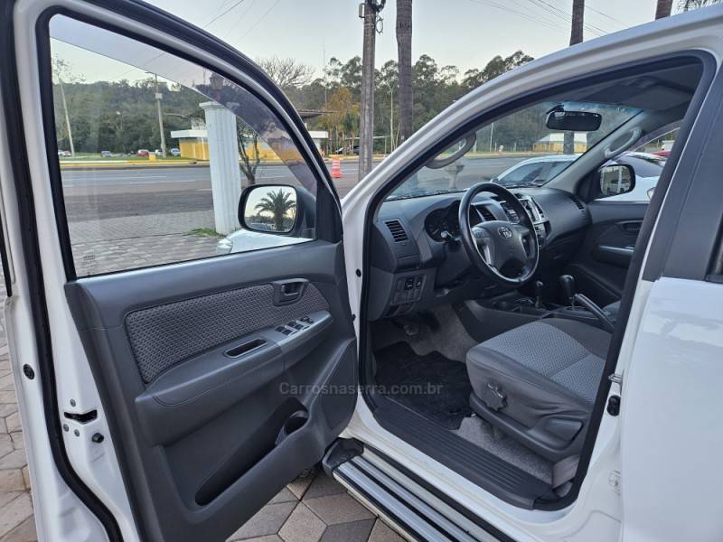 TOYOTA - HILUX - 2013/2013 - Branca - R$ 129.900,00