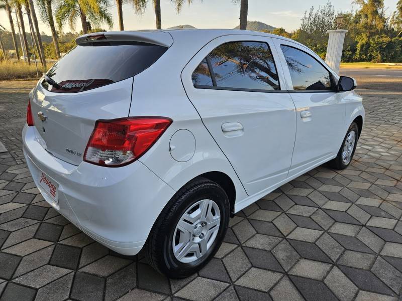 CHEVROLET - ONIX - 2015/2015 - Branca - R$ 45.900,00