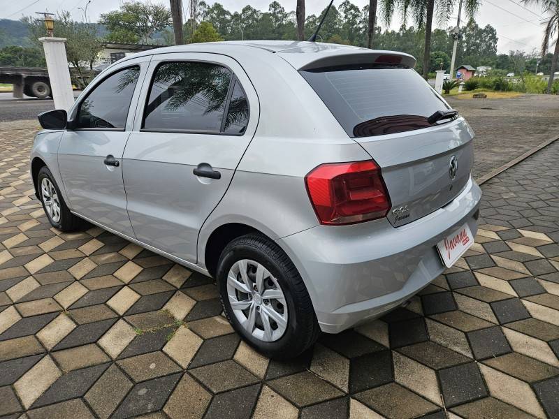 VOLKSWAGEN - GOL - 2022/2023 - Prata - R$ 58.900,00