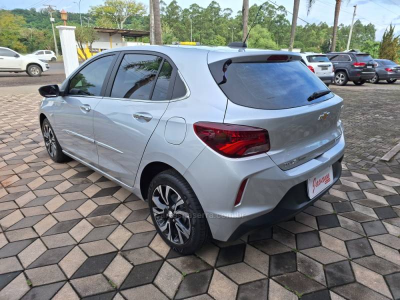 CHEVROLET - ONIX - 2023/2023 - Prata - R$ 95.900,00