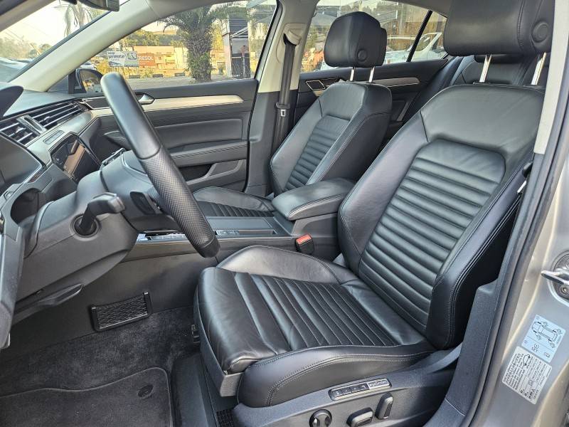 VOLKSWAGEN - PASSAT - 2016/2016 - Prata - R$ 119.900,00