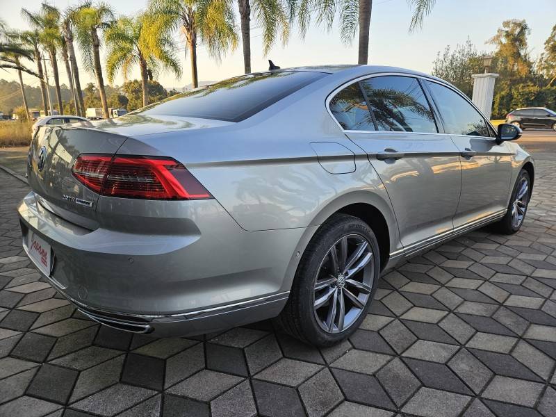 VOLKSWAGEN - PASSAT - 2016/2016 - Prata - R$ 119.900,00