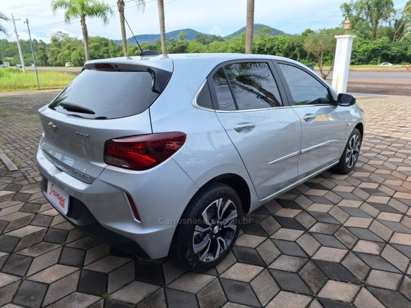 CHEVROLET - ONIX - 2023/2023 - Prata - R$ 95.900,00