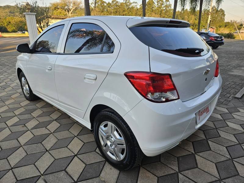 CHEVROLET - ONIX - 2015/2015 - Branca - R$ 45.900,00