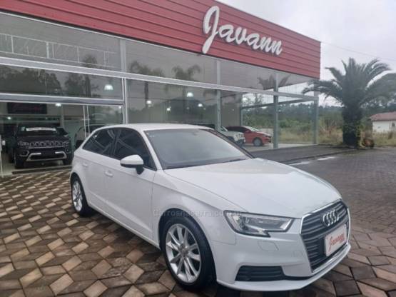 AUDI - A3 - 2016/2017 - Branca - R$ 95.900,00