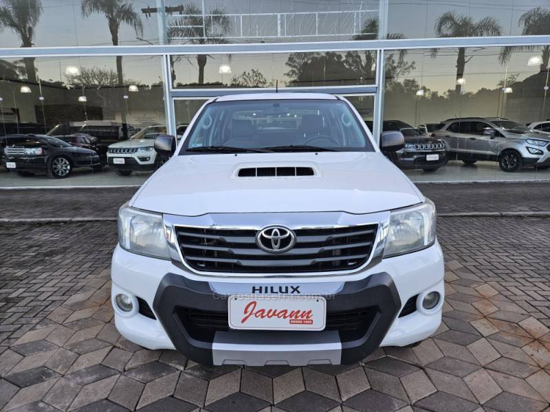 TOYOTA - HILUX - 2013/2013 - Branca - R$ 129.900,00