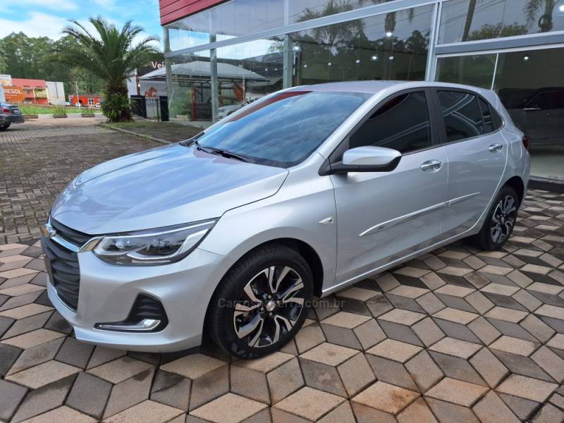 CHEVROLET - ONIX - 2023/2023 - Prata - R$ 95.900,00