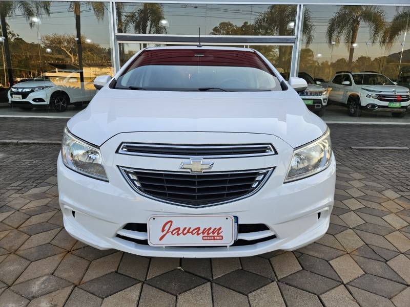 CHEVROLET - ONIX - 2015/2015 - Branca - R$ 45.900,00