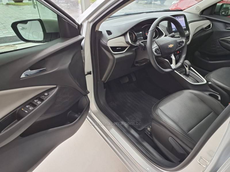 CHEVROLET - ONIX - 2023/2023 - Prata - R$ 95.900,00