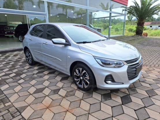 CHEVROLET - ONIX - 2023/2023 - Prata - R$ 95.900,00